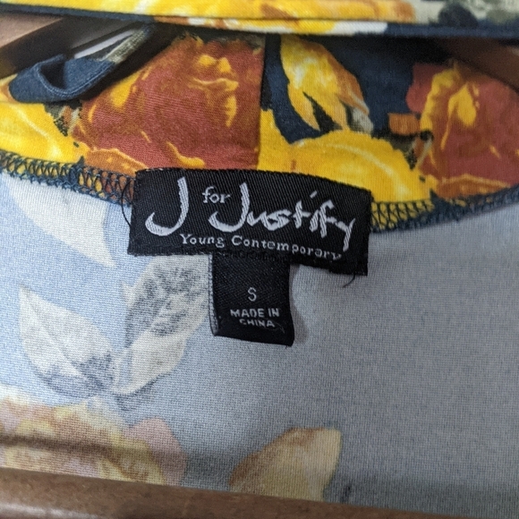 J For Justify Shirt Womens Small Cut Out Mock V Neck Stretch Soft Blue Floral - Picture 6 of 6